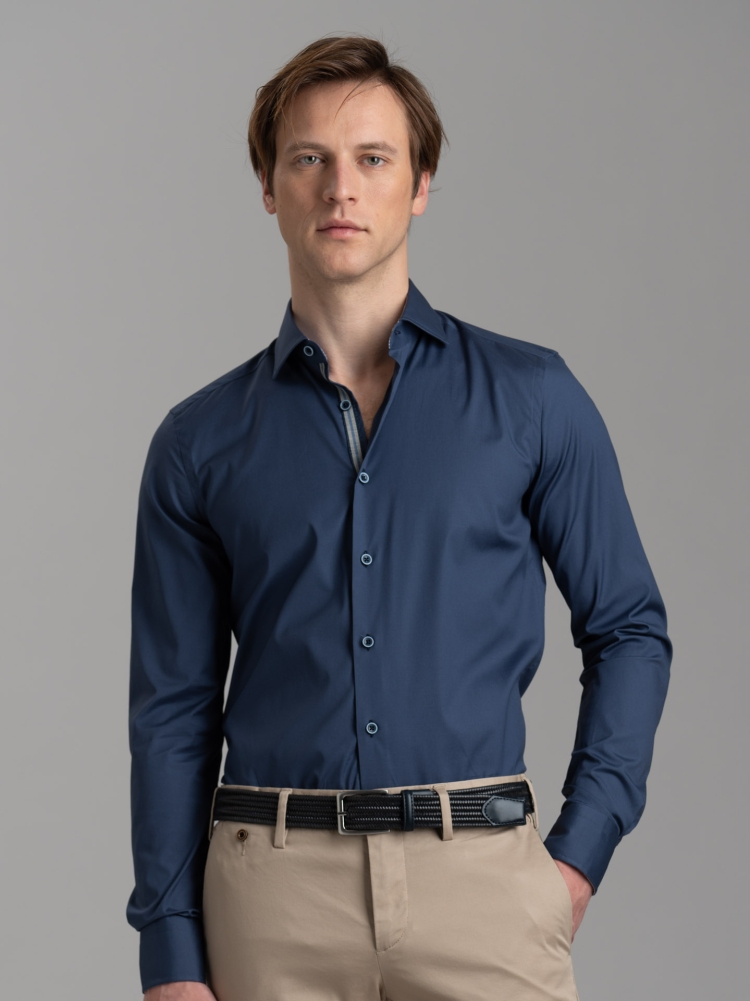 Camisa de popelina azul para hombre con cuello semifrancés