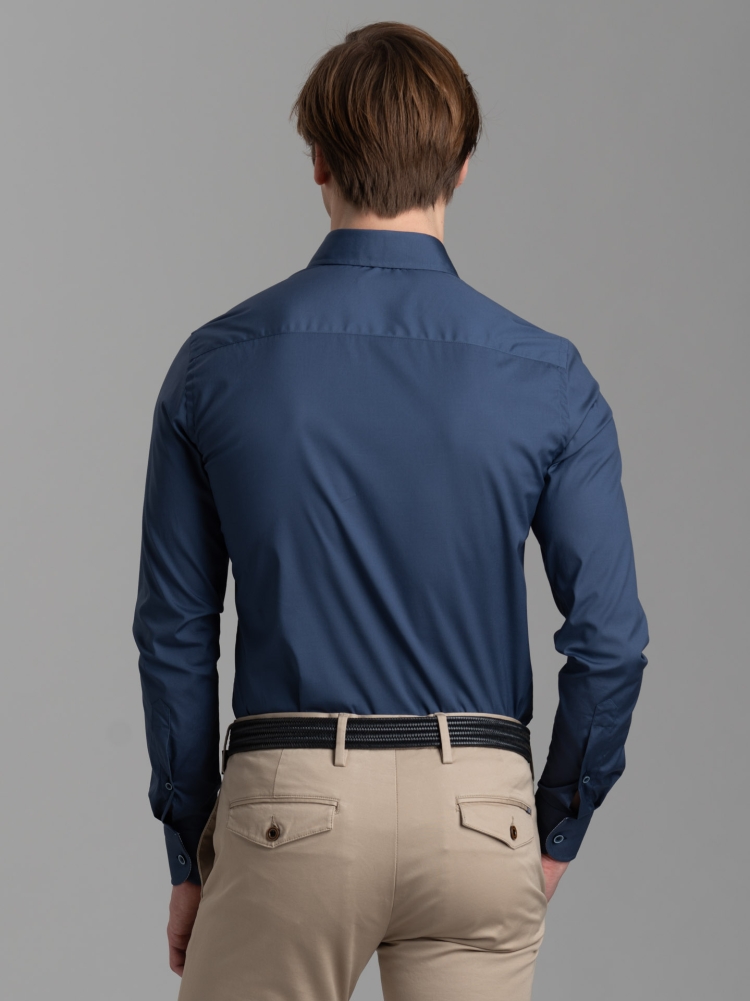 Camisa de popelina azul para hombre con cuello semifrancés