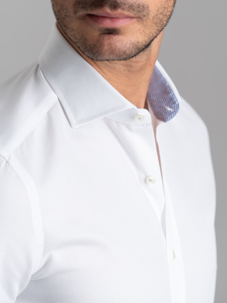 Camisa blanca blindada de caballero con cuello semifrancés