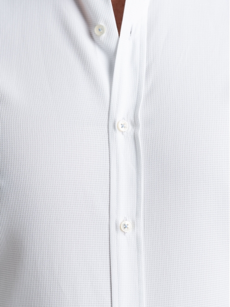 Camisa blanca blindada de caballero con cuello semifrancés