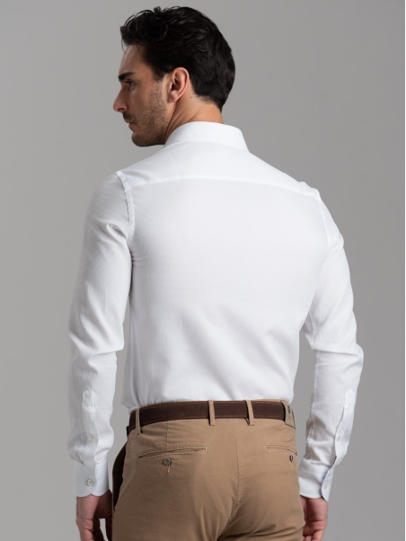 Camisa blanca blindada de caballero con cuello semifrancés