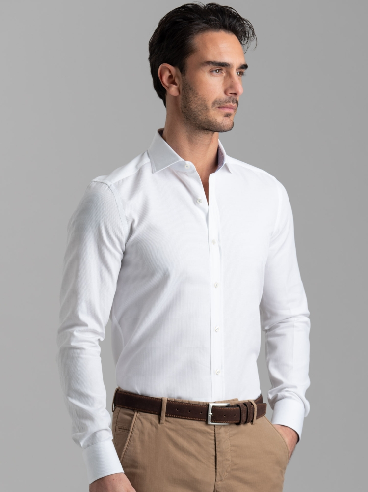 Camisa blanca blindada de caballero con cuello semifrancés