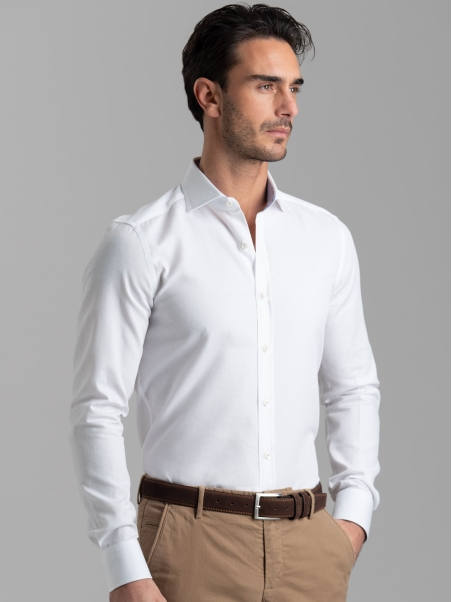 Camisa blanca blindada de caballero con cuello semifrancés