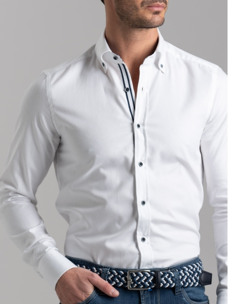 Camisa blanca blindada de caballero con cuello abotonado