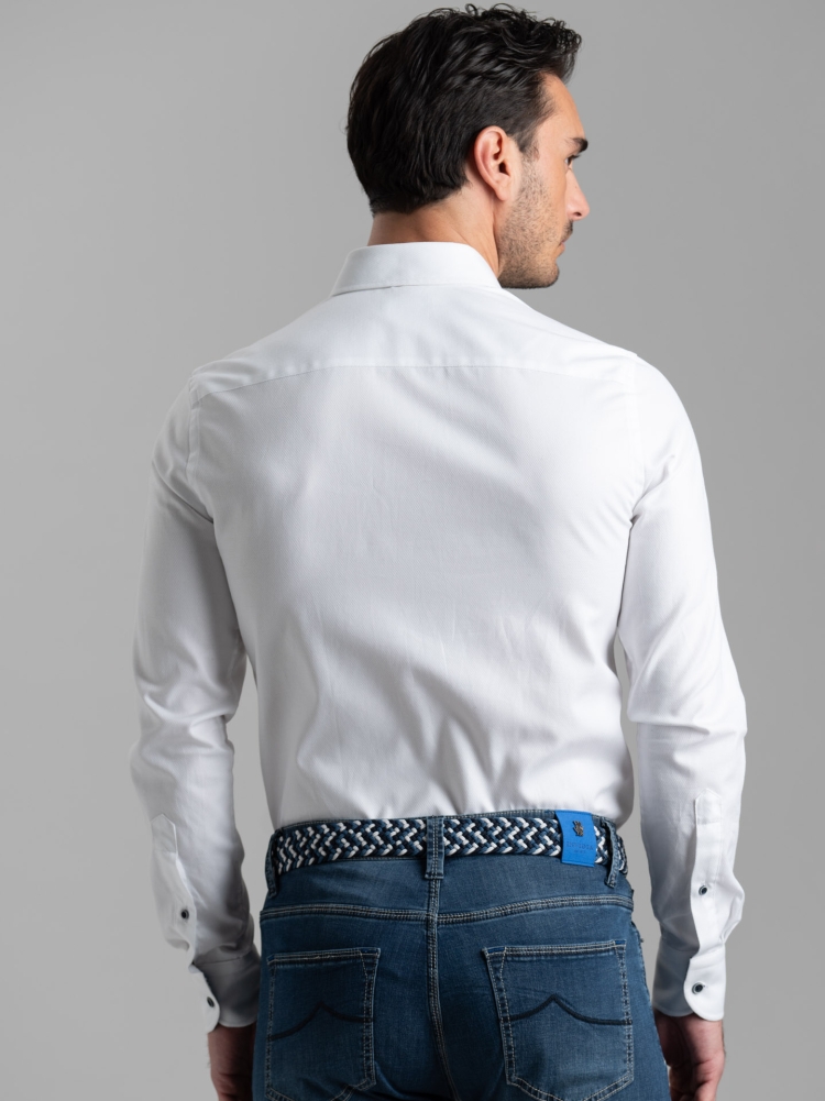 Camisa blanca blindada de caballero con cuello abotonado