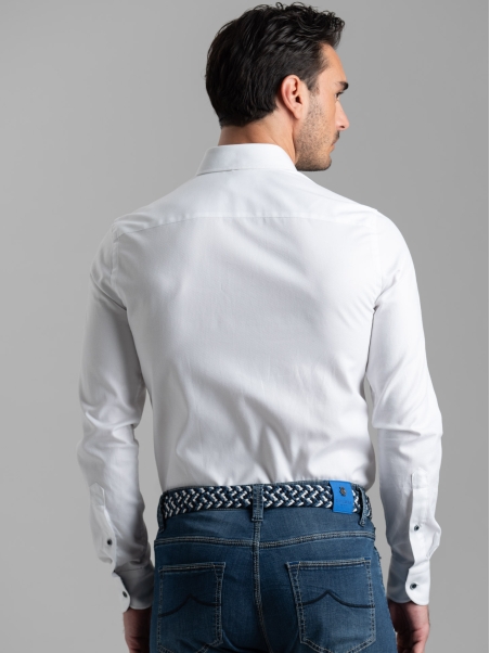 Camisa blanca blindada de caballero con cuello abotonado
