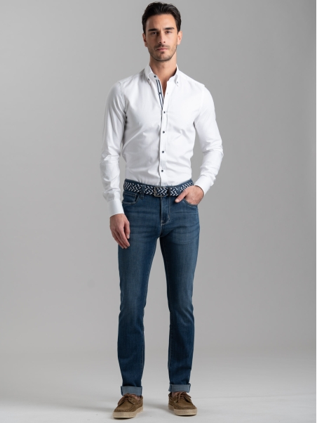 Camisa blanca blindada de caballero con cuello abotonado