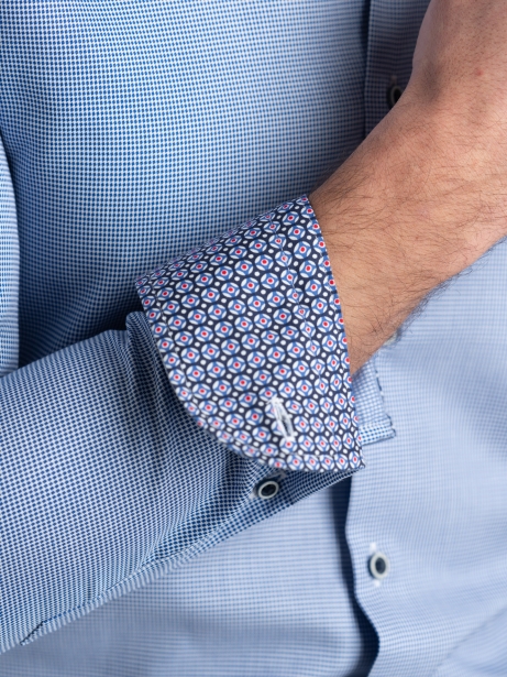 Camisa de hombre en microtejido azul claro con cuello abotonado 2