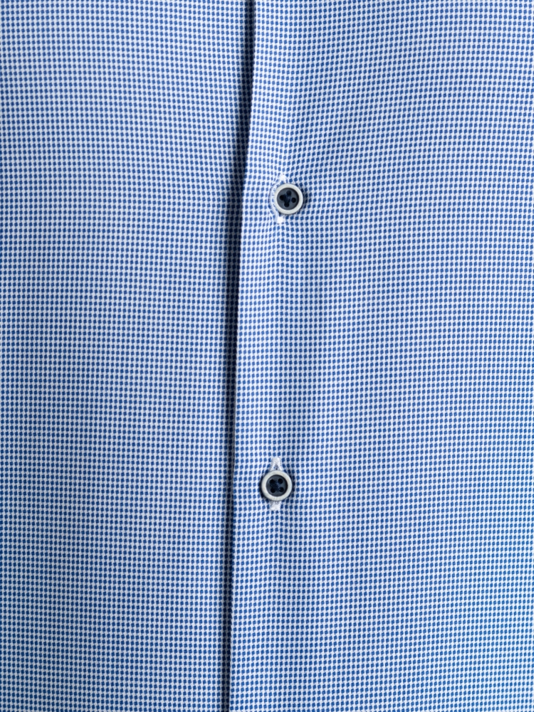 Camisa de hombre en microtejido azul claro con cuello abotonado