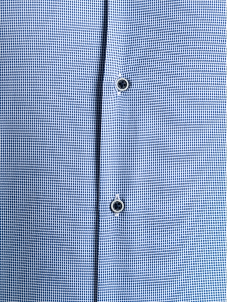 Camisa de hombre en microtejido azul claro con cuello abotonado