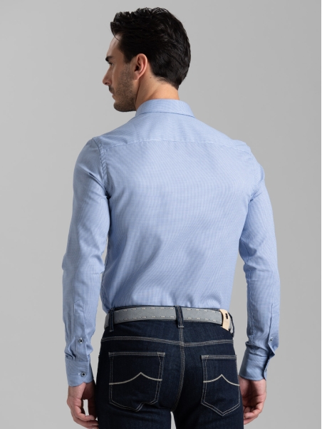 Camisa de hombre en microtejido azul claro con cuello abotonado