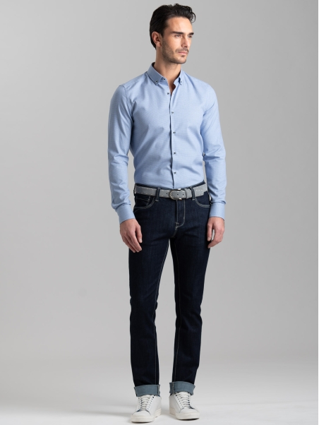 Camisa de hombre en microtejido azul claro con cuello abotonado