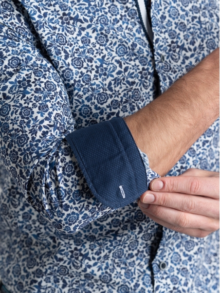 Camisa de hombre con estampado floral y cuello semifrancés