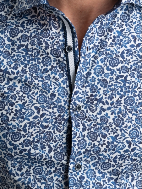 Camisa de hombre con estampado floral y cuello semifrancés