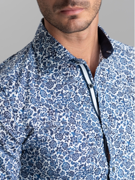 Camisa de hombre con estampado floral y cuello semifrancés