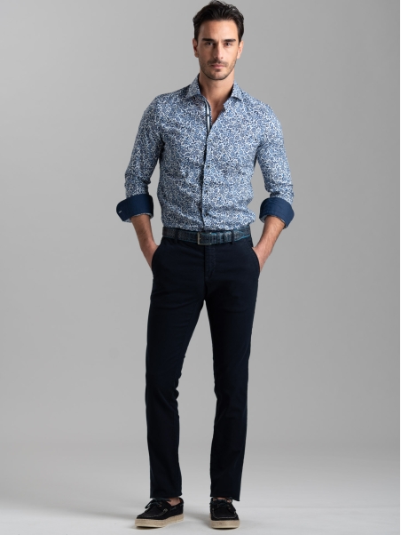 Camisa de hombre con estampado floral y cuello semifrancés
