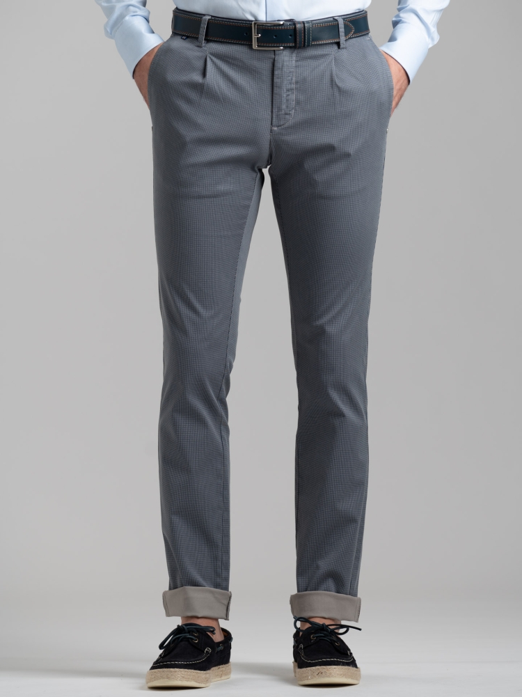 Pantalone uomo chino in cotone stretch con micro stampa