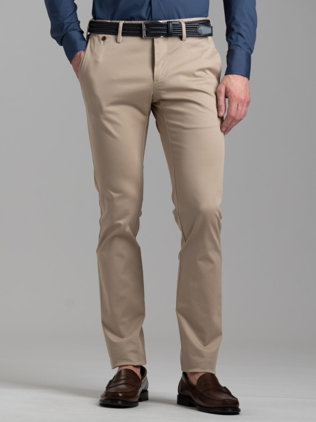 Pantalón chino de hombre de tricotina elástica teñida por piezas