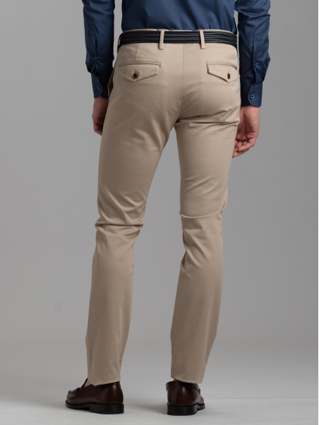 Pantalón chino de hombre de tricotina elástica teñida por piezas