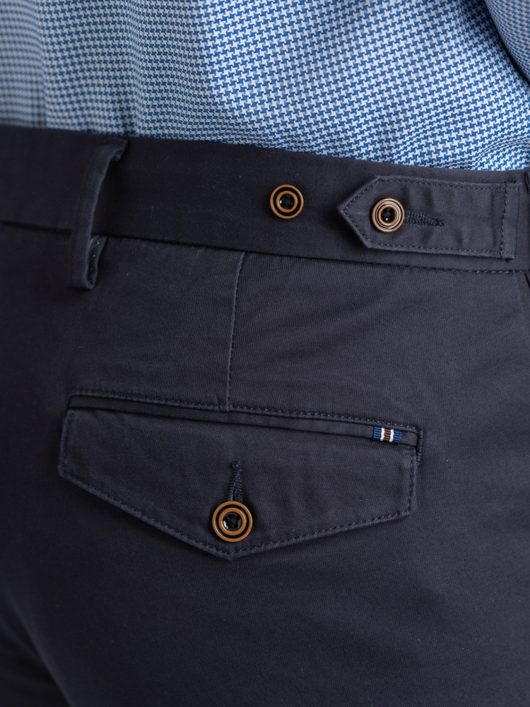 Pantalón chino de hombre de tricotina elástica teñida por piezas