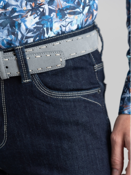 Vaqueros de hombre de 5 bolsillos azul oscuro con costuras de contraste