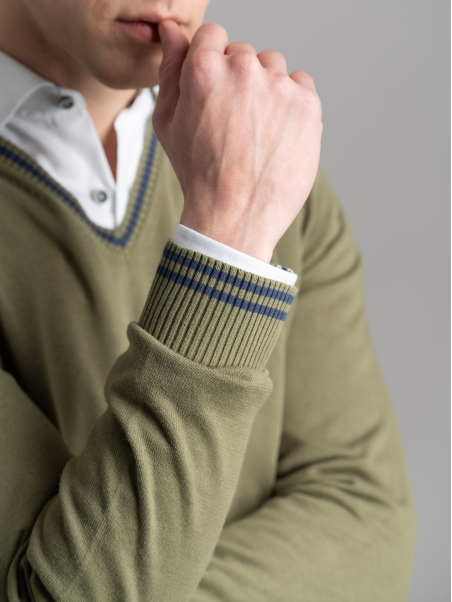 Jersey de hombre de algodón con cuello en V y contrastes