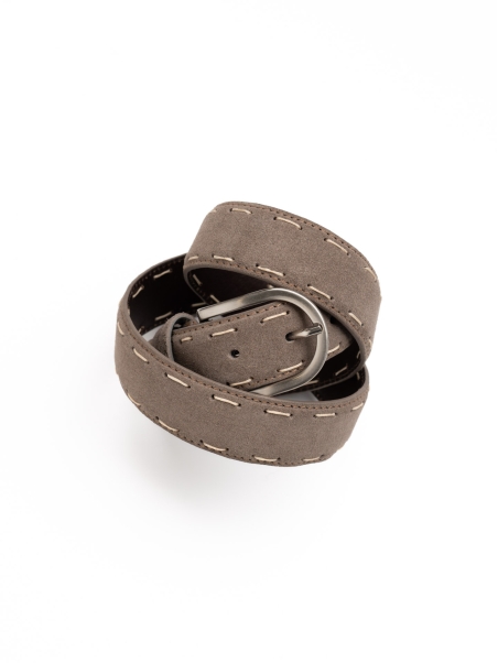 Cinturón masculino de ante con pespuntes largos