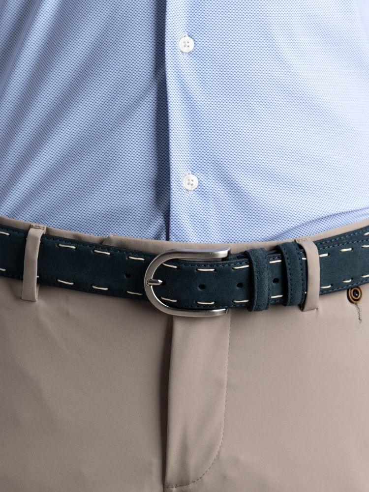 Cinturón masculino de ante con pespuntes largos