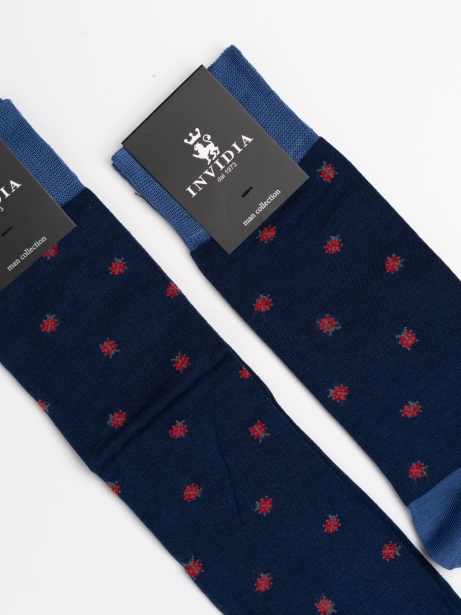 Calcetines azules de hombre con dibujo de mariquita roja