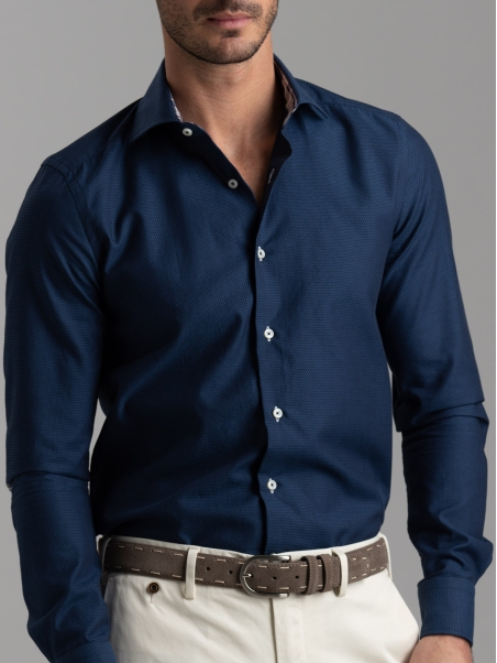 Camisa azul de hombre con parches y cuello semifrancés