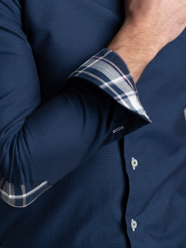 Camisa azul de hombre con parches y cuello semifrancés