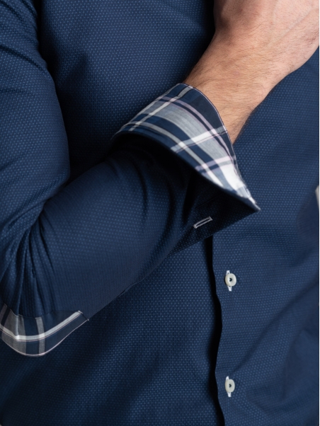 Camisa azul de hombre con parches y cuello semifrancés