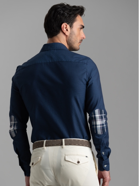 Camisa azul de hombre con parches y cuello semifrancés