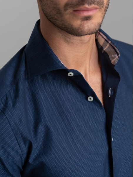 Camisa azul de hombre con parches y cuello semifrancés