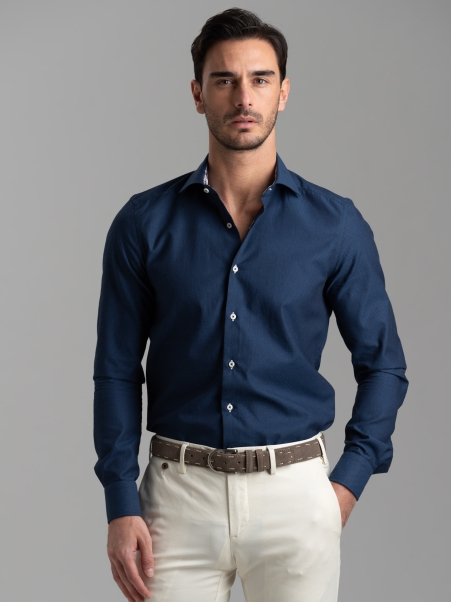 Camisa azul de hombre con parches y cuello semifrancés