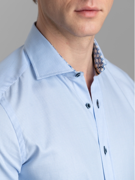 Camisa de caballero en microtejido azul claro con cuello semifrancés