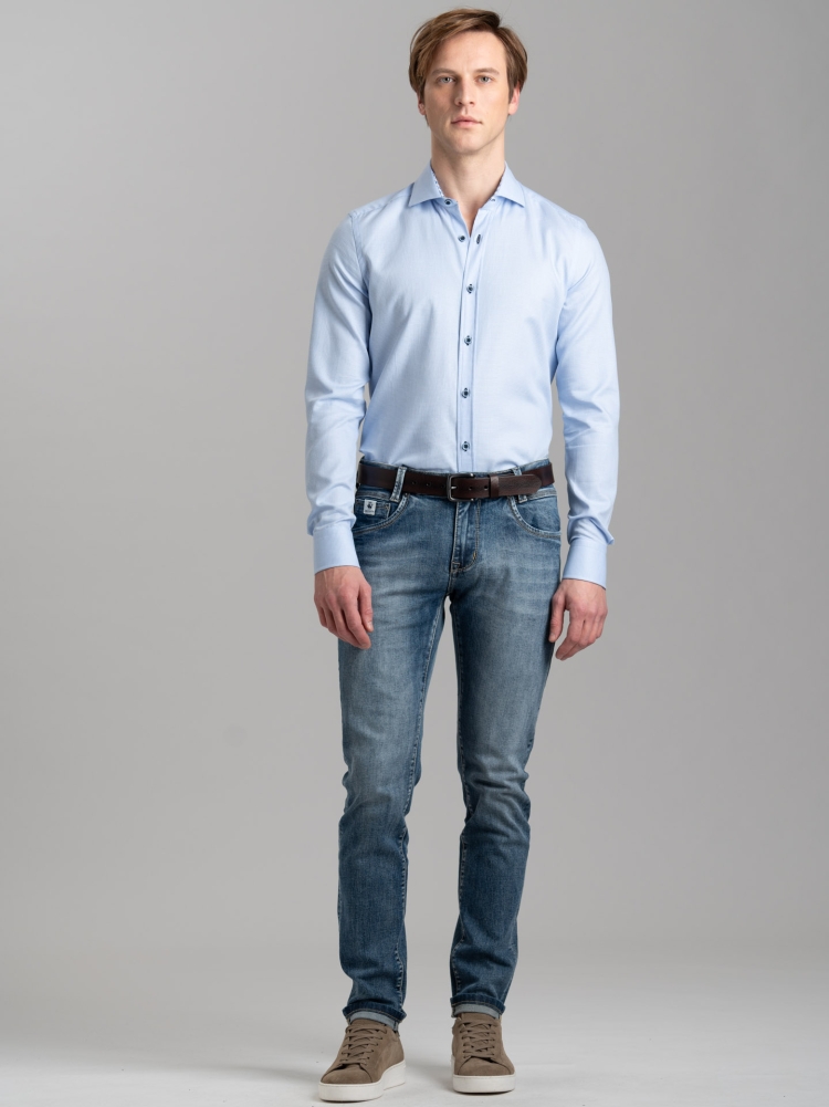 Camisa de caballero en microtejido azul claro con cuello semifrancés
