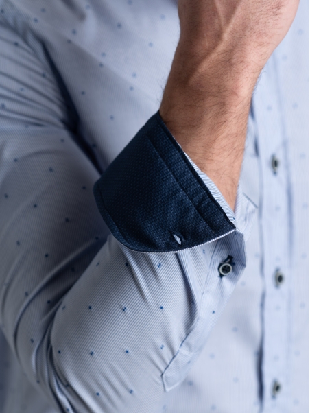 Camisa milleraies azul claro con cuello semifrancés