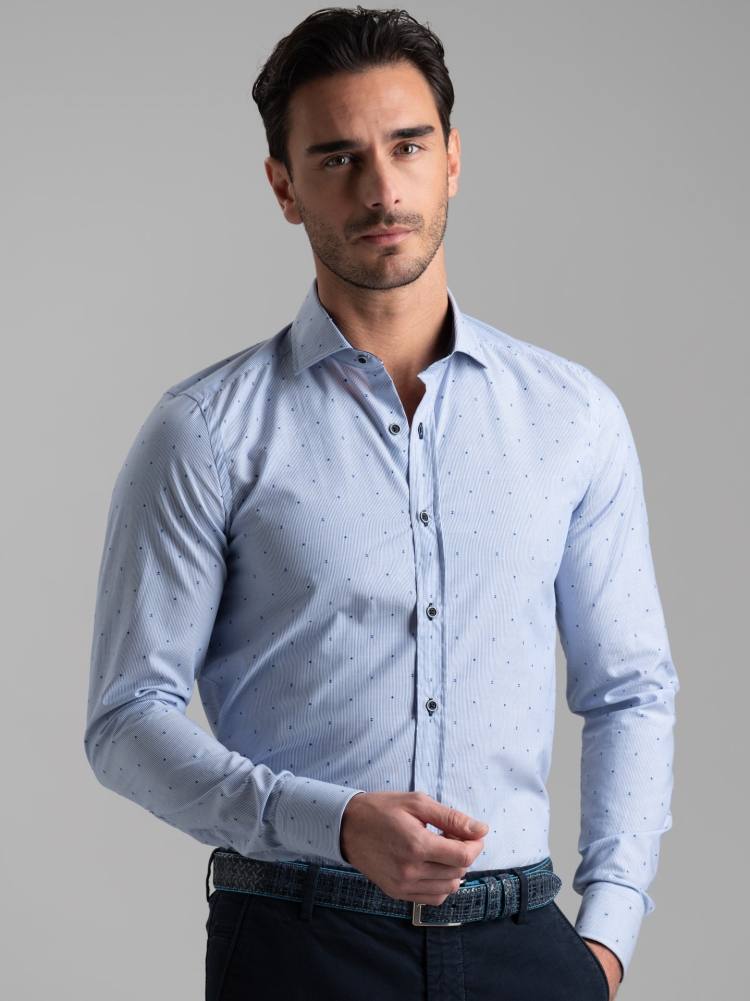Camisa milleraies azul claro con cuello semifrancés