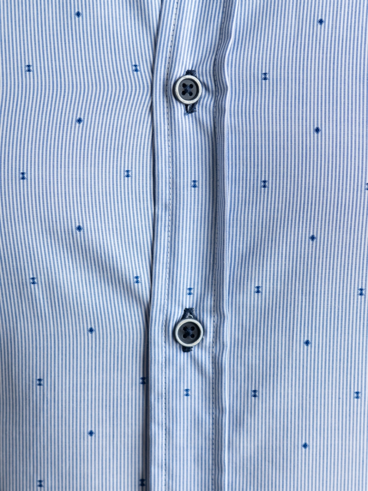 Camisa milleraies azul claro con cuello semifrancés