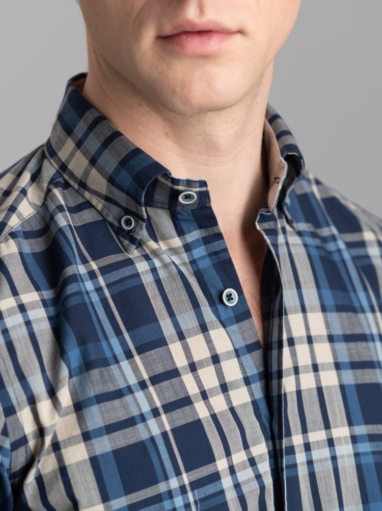 Camisa de madrás en mezcla de lino con parches abotonados en el cuello