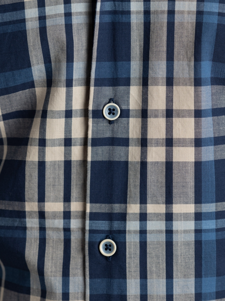 Camisa de madrás en mezcla de lino con parches abotonados en el cuello