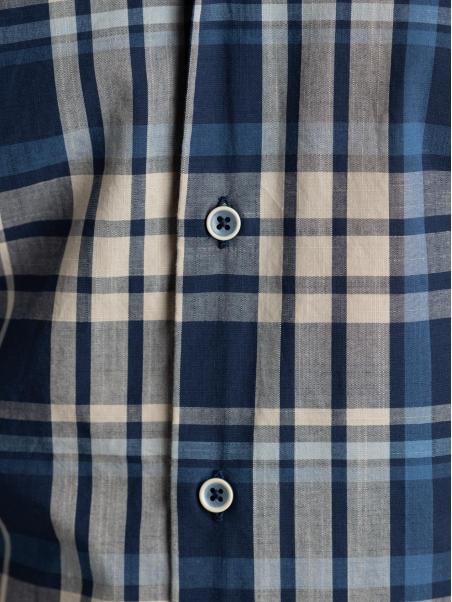Camisa de madrás en mezcla de lino con parches abotonados en el cuello