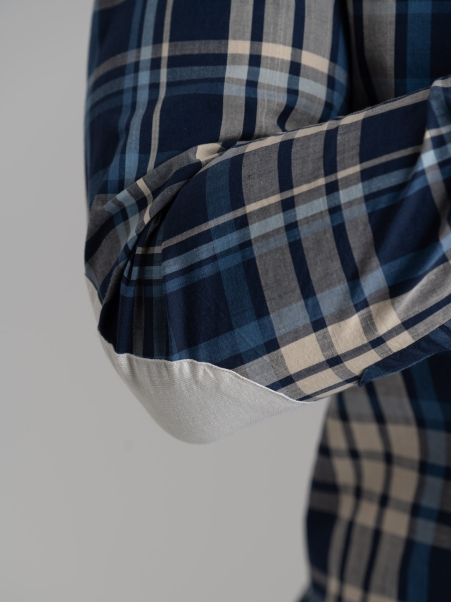 Camisa de madrás en mezcla de lino con parches abotonados en el cuello