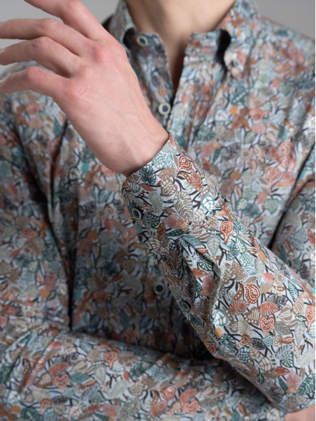 Camisa de hombre con estampado de hojas y cuello abotonado