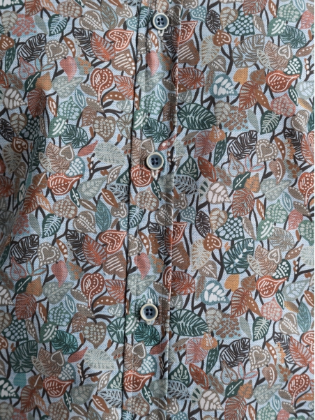 Camisa de hombre con estampado de hojas y cuello abotonado