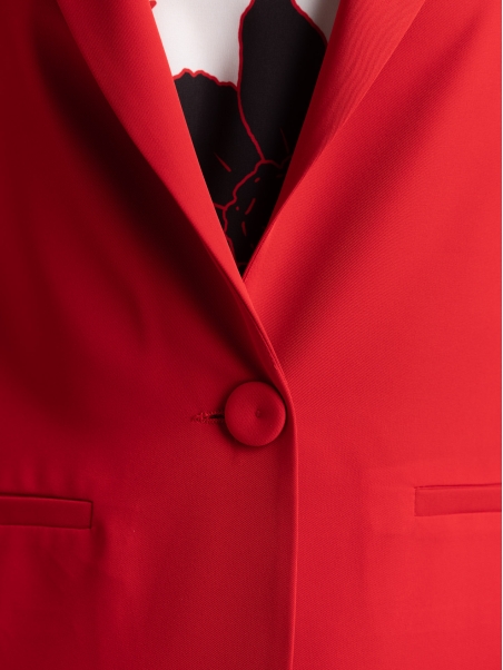 Chaqueta roja deconstruida de mujer con cuello chal