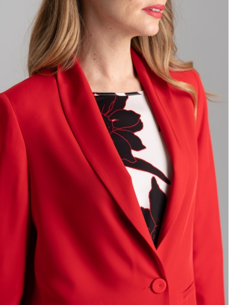 Chaqueta roja deconstruida de mujer con cuello chal