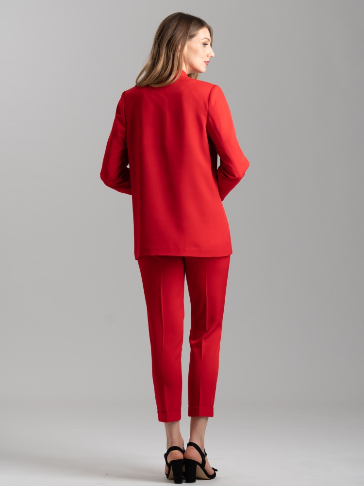 Chaqueta roja deconstruida de mujer con cuello chal