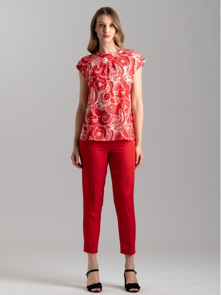 Camisa floral de mujer con hombro caído y drapeado